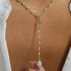 Seul ou en accumulation, délicat et sensuel, ce collier plaqué or embelli de pierres semi-précieuses montées sur une chaîne dorée à l’or fin 24k, se porte au quotidien.