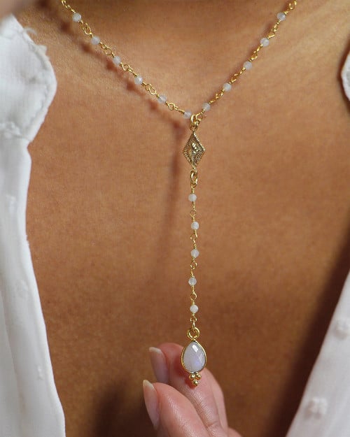 Seul ou en accumulation, délicat et sensuel, ce collier plaqué or embelli de pierres semi-précieuses montées sur une chaîne dorée à l’or fin 24k, se porte au quotidien.